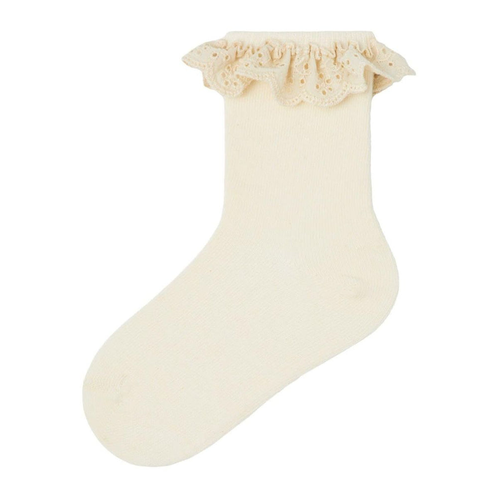 Lil' Atelier baby dertrud sokken in coconut milk. Zachte sokken van 84% biologisch katoen met kanten detail, perfect voor elke gelegenheid. Comfortabel en duurzaam voor het hele jaar. VanZus