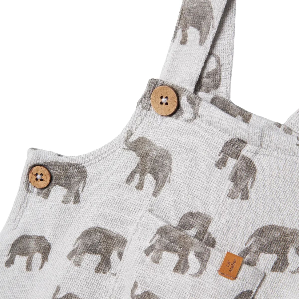 Lil' Atelier baby dias dio overall in vapor blue elephant. Comfortabele salopette van 100% biologisch katoen met bretels en all-over print van olifanten. Hip en functioneel voor elk moment. VanZus