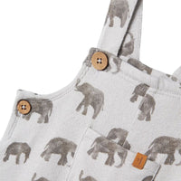 Lil' Atelier baby dias dio overall in vapor blue elephant. Comfortabele salopette van 100% biologisch katoen met bretels en all-over print van olifanten. Hip en functioneel voor elk moment. VanZus