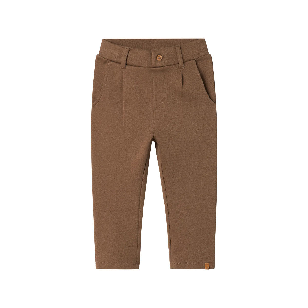 Perfect voor elke gelegenheid: de Lil' Atelier baby divesto broek in de kleur shitake. Deze broek is gemaakt van organisch katoen, polyester en elastaan, waardoor hij comfortabel zit en ook een beetje stretch heeft. VanZus