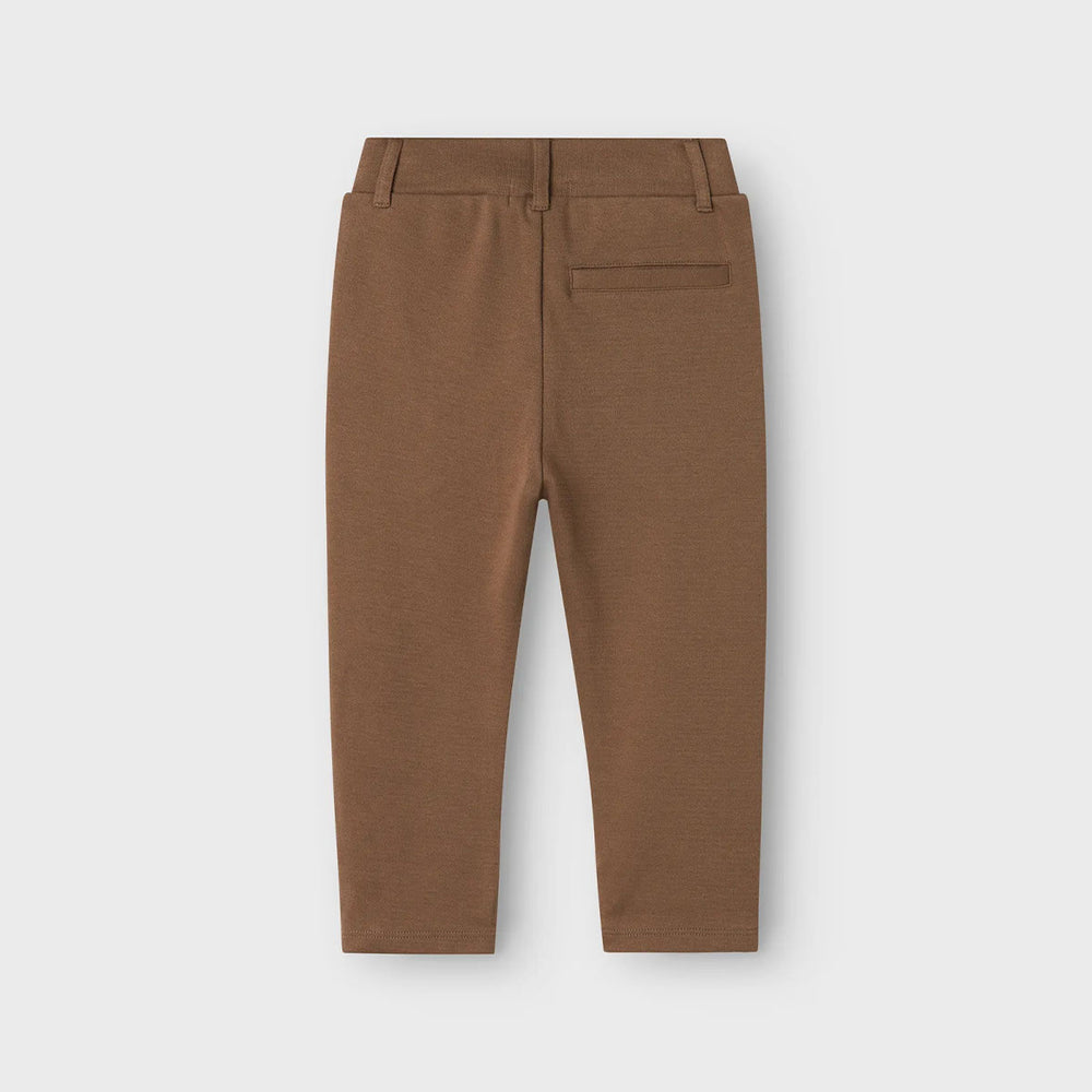 Perfect voor elke gelegenheid: de Lil' Atelier baby divesto broek in de kleur shitake. Deze broek is gemaakt van organisch katoen, polyester en elastaan, waardoor hij comfortabel zit en ook een beetje stretch heeft. VanZus