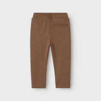 Perfect voor elke gelegenheid: de Lil' Atelier divesto broek in de kleur shitake. Deze broek is gemaakt van organisch katoen, polyester en elastaan, waardoor hij comfortabel zit en ook een beetje stretch heeft. Het is de ideale broek voor zowel formele gelegenheden als casual outfits! VanZus