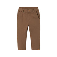 Perfect voor elke gelegenheid: de Lil' Atelier divesto broek in de kleur shitake. Deze broek is gemaakt van organisch katoen, polyester en elastaan, waardoor hij comfortabel zit en ook een beetje stretch heeft. Het is de ideale broek voor zowel formele gelegenheden als casual outfits! VanZus