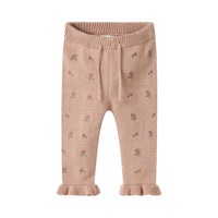 De baby emlen knit broek in shadow gray van het merk Lil' Atelier: comfortabel en hip. Gemaakt van biologisch katoen met verstelbare taille en schattige ruches en bloemenprint. VanZus