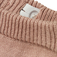 De baby emlen knit broek in shadow gray van het merk Lil' Atelier: comfortabel en hip. Gemaakt van biologisch katoen met verstelbare taille en schattige ruches en bloemenprint. VanZus