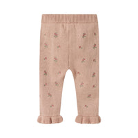 De baby emlen knit broek in shadow gray van het merk Lil' Atelier: comfortabel en hip. Gemaakt van biologisch katoen met verstelbare taille en schattige ruches en bloemenprint. VanZus