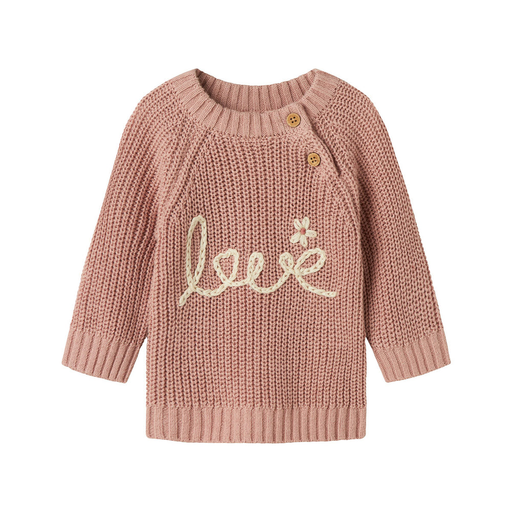 Dit lieve emlen knit shirt in de mooie kleur misty rose van het merk Lil' Atelier is het ideale truitje voor in de koudere maanden. Dit schattige shirtje is namelijk lekker warm en ziet er super schattig uit! De trui heeft een mooie roze kleur en is voorzien van de tekst 'love' op de voorkant. VanZus