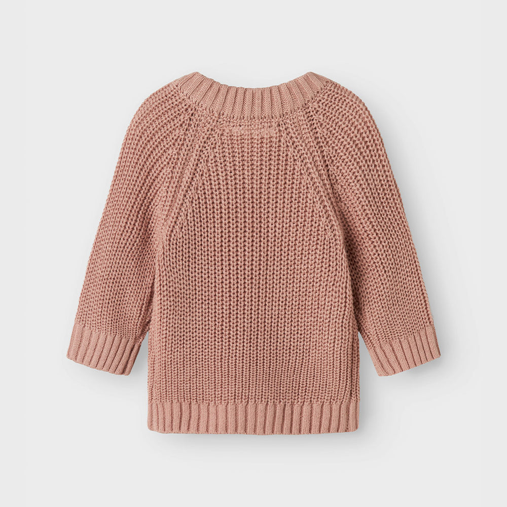 Dit lieve emlen knit shirt in de mooie kleur misty rose van het merk Lil' Atelier is het ideale truitje voor in de koudere maanden. Dit schattige shirtje is namelijk lekker warm en ziet er super schattig uit! De trui heeft een mooie roze kleur en is voorzien van de tekst 'love' op de voorkant. VanZus