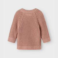 Dit lieve emlen knit shirt in de mooie kleur misty rose van het merk Lil' Atelier is het ideale truitje voor in de koudere maanden. Dit schattige shirtje is namelijk lekker warm en ziet er super schattig uit! De trui heeft een mooie roze kleur en is voorzien van de tekst 'love' op de voorkant. VanZus