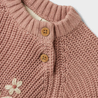 Dit lieve emlen knit shirt in de mooie kleur misty rose van het merk Lil' Atelier is het ideale truitje voor in de koudere maanden. Dit schattige shirtje is namelijk lekker warm en ziet er super schattig uit! De trui heeft een mooie roze kleur en is voorzien van de tekst 'love' op de voorkant. VanZus