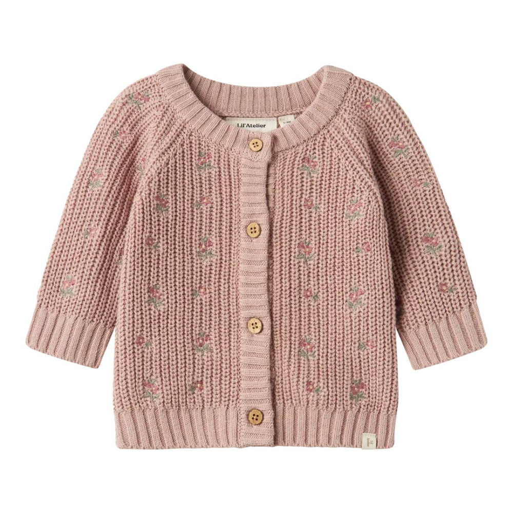 Lil' Atelier baby emlen knit vestje in shadow gray. Stijlvol vest van 80% biologisch katoen met knoopsluiting en geribde mouwuiteinden. Perfect voor een trendy look. VanZus