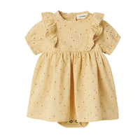 Lil' Atelier baby fabioli romperjurk in sea mist. Schattige midi-jurk van 100% biologisch katoen met ruches en kantdetails. Perfect voor elke gelegenheid in de lente en zomer. VanZus