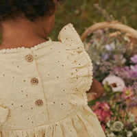 Lil' Atelier baby fabioli romperjurk in sea mist. Schattige midi-jurk van 100% biologisch katoen met ruches en kantdetails. Perfect voor elke gelegenheid in de lente en zomer. VanZus