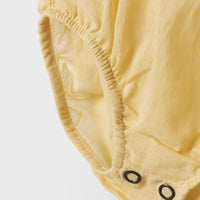 Lil' Atelier baby fabioli romperjurk in sea mist. Schattige midi-jurk van 100% biologisch katoen met ruches en kantdetails. Perfect voor elke gelegenheid in de lente en zomer. VanZus