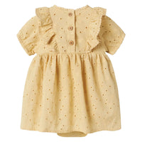 Lil' Atelier baby fabioli romperjurk in sea mist. Schattige midi-jurk van 100% biologisch katoen met ruches en kantdetails. Perfect voor elke gelegenheid in de lente en zomer. VanZus