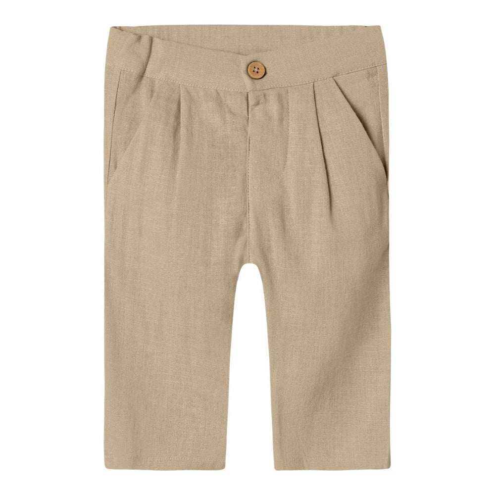 Lil' Atelier felix broek in Irish cream. Comfortabele regular fit broek met linnen en LENZING™ ECOVERO™. Verstelbare taille en geweven structuur voor een klassieke en hippe look. VanZus