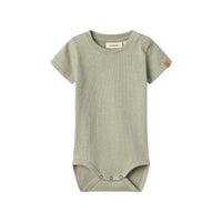 Dit schattige baby feng slim rompertje in de kleur moss gray is een ideaal basic om in huis te halen voor jouw kleine spruit. Dit mooie rompertje van hoge kwaliteit is de ultieme basic voor diverse outfits en zal jouw kleintje gegarandeerd leuk staan! VanZus
