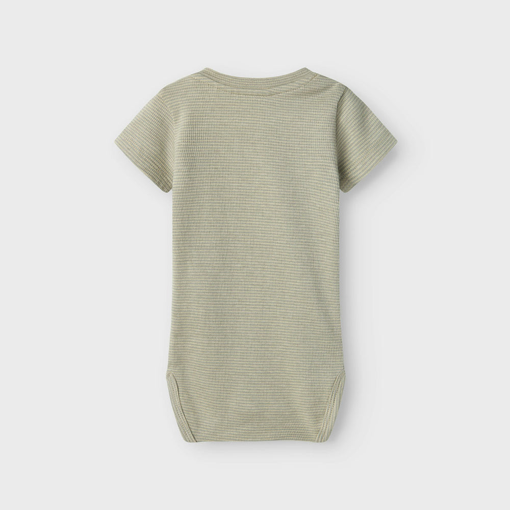 Dit schattige baby feng slim rompertje in de kleur moss gray is een ideaal basic om in huis te halen voor jouw kleine spruit. Dit mooie rompertje van hoge kwaliteit is de ultieme basic voor diverse outfits en zal jouw kleintje gegarandeerd leuk staan! VanZus