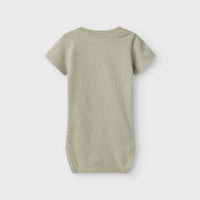 Dit schattige baby feng slim rompertje in de kleur moss gray is een ideaal basic om in huis te halen voor jouw kleine spruit. Dit mooie rompertje van hoge kwaliteit is de ultieme basic voor diverse outfits en zal jouw kleintje gegarandeerd leuk staan! VanZus