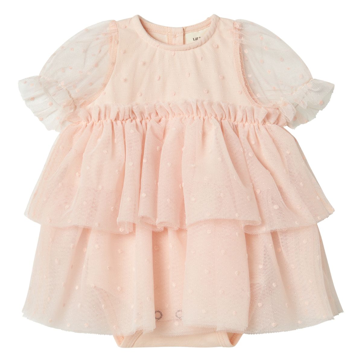 Lil' Atelier baby Frilla tule romperjurk in peach blush. Gemaakt van 60% gerecycled polyester en 40% biologisch katoen. O-hals, ruches en elastische manchetten. Perfect voor feestelijke gelegenheden. VanZus