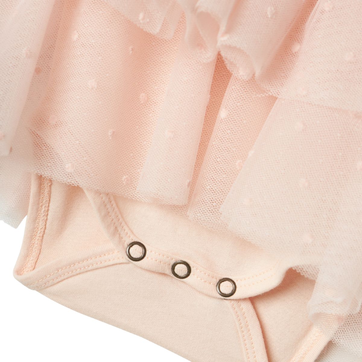 Lil' Atelier baby Frilla tule romperjurk in peach blush. Gemaakt van 60% gerecycled polyester en 40% biologisch katoen. O-hals, ruches en elastische manchetten. Perfect voor feestelijke gelegenheden. VanZus
