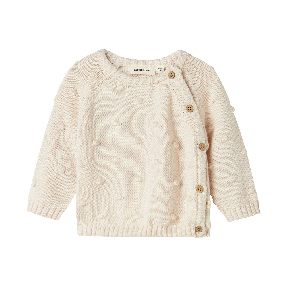 Het baby gable wrap knit vestje in de kleur pastel parchment van het merk Lil' Atelier is een must-have voor elke babygarderobe. VanZus