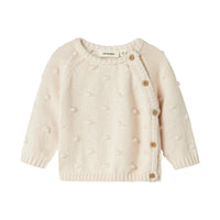 Het baby gable wrap knit vestje in de kleur pastel parchment van het merk Lil' Atelier is een must-have voor elke babygarderobe. VanZus