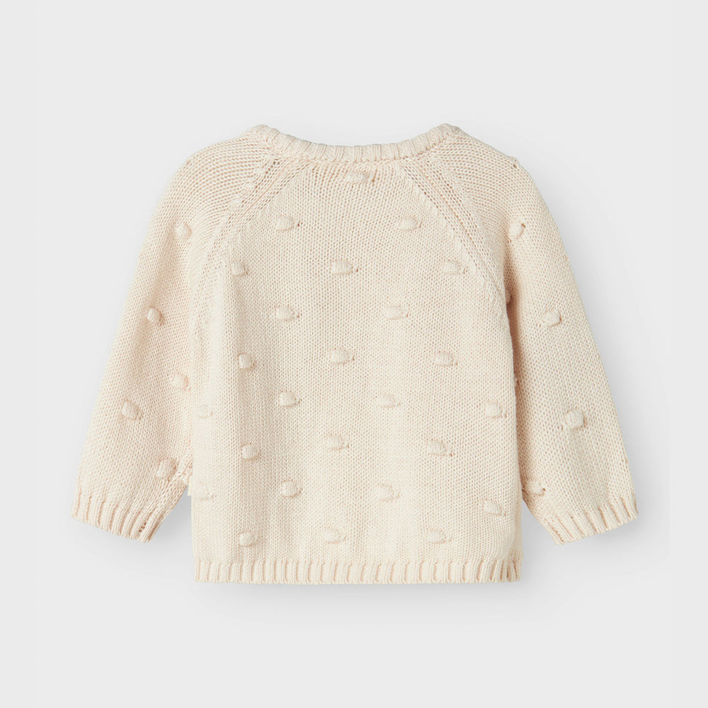 Het baby gable wrap knit vestje in de kleur pastel parchment van het merk Lil' Atelier is een must-have voor elke babygarderobe. VanZus