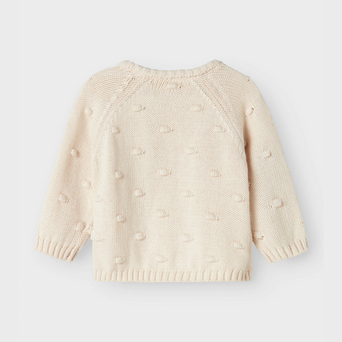 Het baby gable wrap knit vestje in de kleur pastel parchment van het merk Lil' Atelier is een must-have voor elke babygarderobe. VanZus