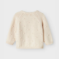 Het baby gable wrap knit vestje in de kleur pastel parchment van het merk Lil' Atelier is een must-have voor elke babygarderobe. VanZus