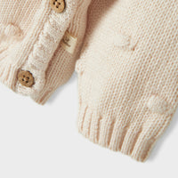 Het baby gable wrap knit vestje in de kleur pastel parchment van het merk Lil' Atelier is een must-have voor elke babygarderobe. VanZus