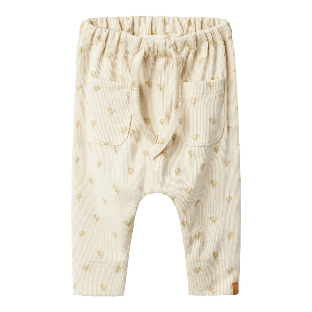 Lil' Atelier baby gago broek in turtledove, gemaakt van biologisch katoen en TENCEL™ Lyocell. Loose fit met verstelbare taille en Eva tussenzool, perfect voor een comfortabele en stijlvolle look. VanZus