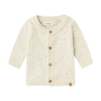 Stel de perfecte outfit voor je kleintje samen met het baby galto knit vest in de kleur turtledove van het lieve merk Lil' Atelier. Dit is het perfecte basic vestje waarmee je alle kanten op kunt en die perfect is voor zowel nette als casual looks! VanZus