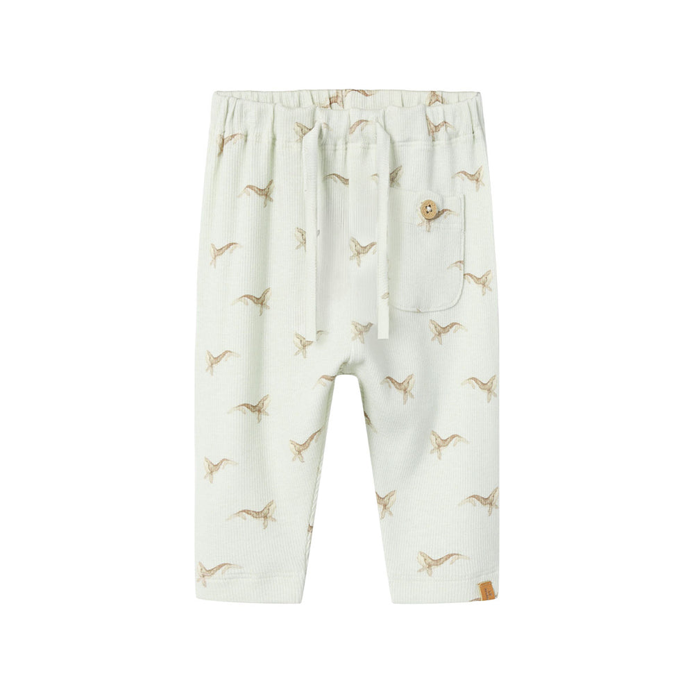 Je kleintje zal zich heerlijk voelen in dit fijne baby gavo elo broekje in de kleur murmur whale. Dit heerlijke broekje is gemaakt van fijne, zachte katoen en heeft een geribbelde structuur. VanZus