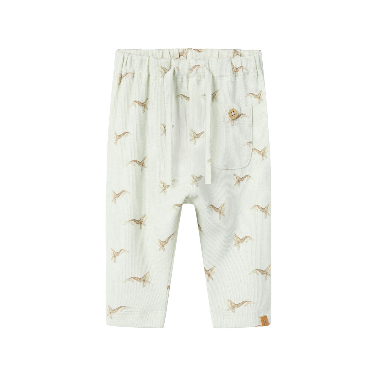 Je kleintje zal zich heerlijk voelen in dit fijne baby gavo elo broekje in de kleur murmur whale. Dit heerlijke broekje is gemaakt van fijne, zachte katoen en heeft een geribbelde structuur. VanZus