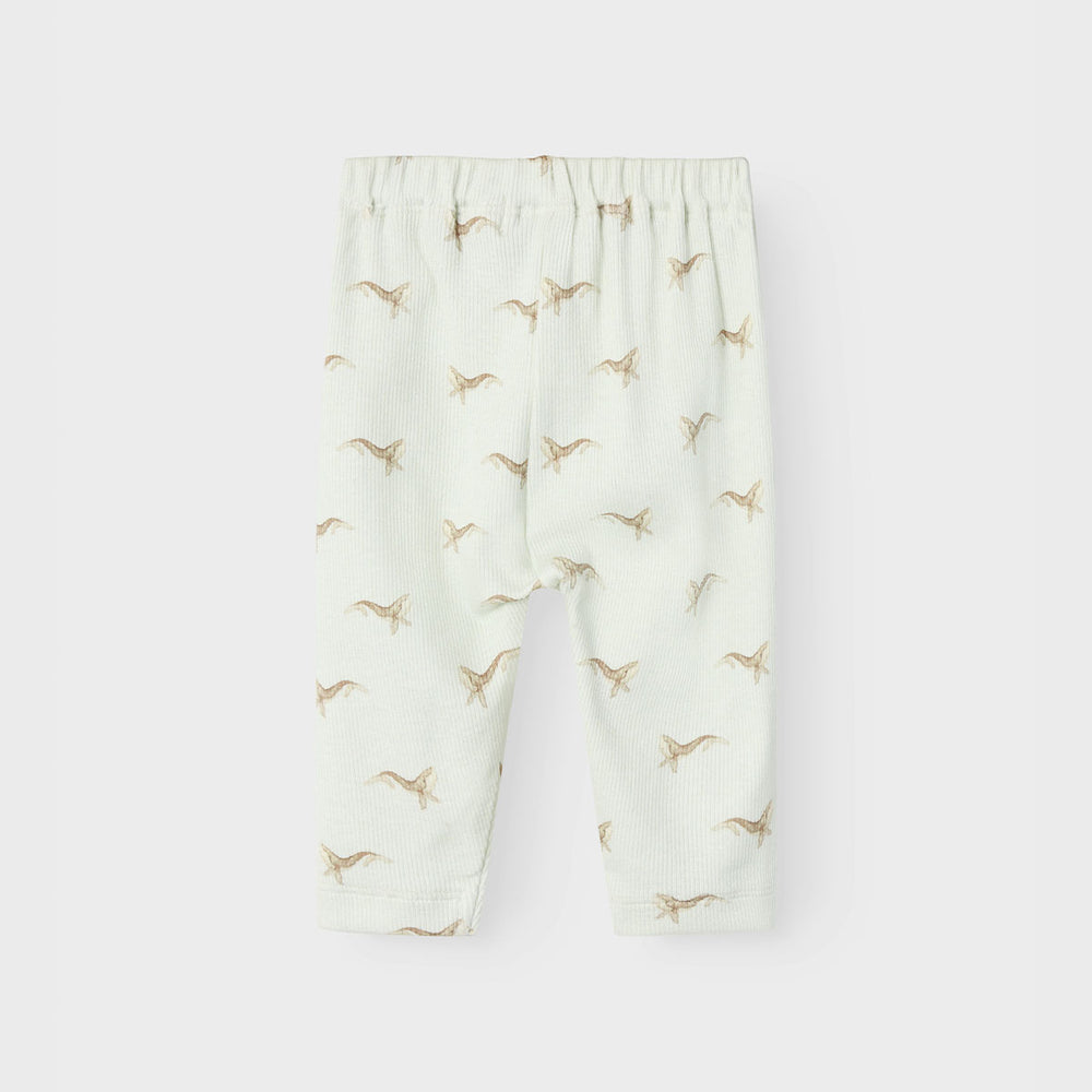 Je kleintje zal zich heerlijk voelen in dit fijne baby gavo elo broekje in de kleur murmur whale. Dit heerlijke broekje is gemaakt van fijne, zachte katoen en heeft een geribbelde structuur. VanZus