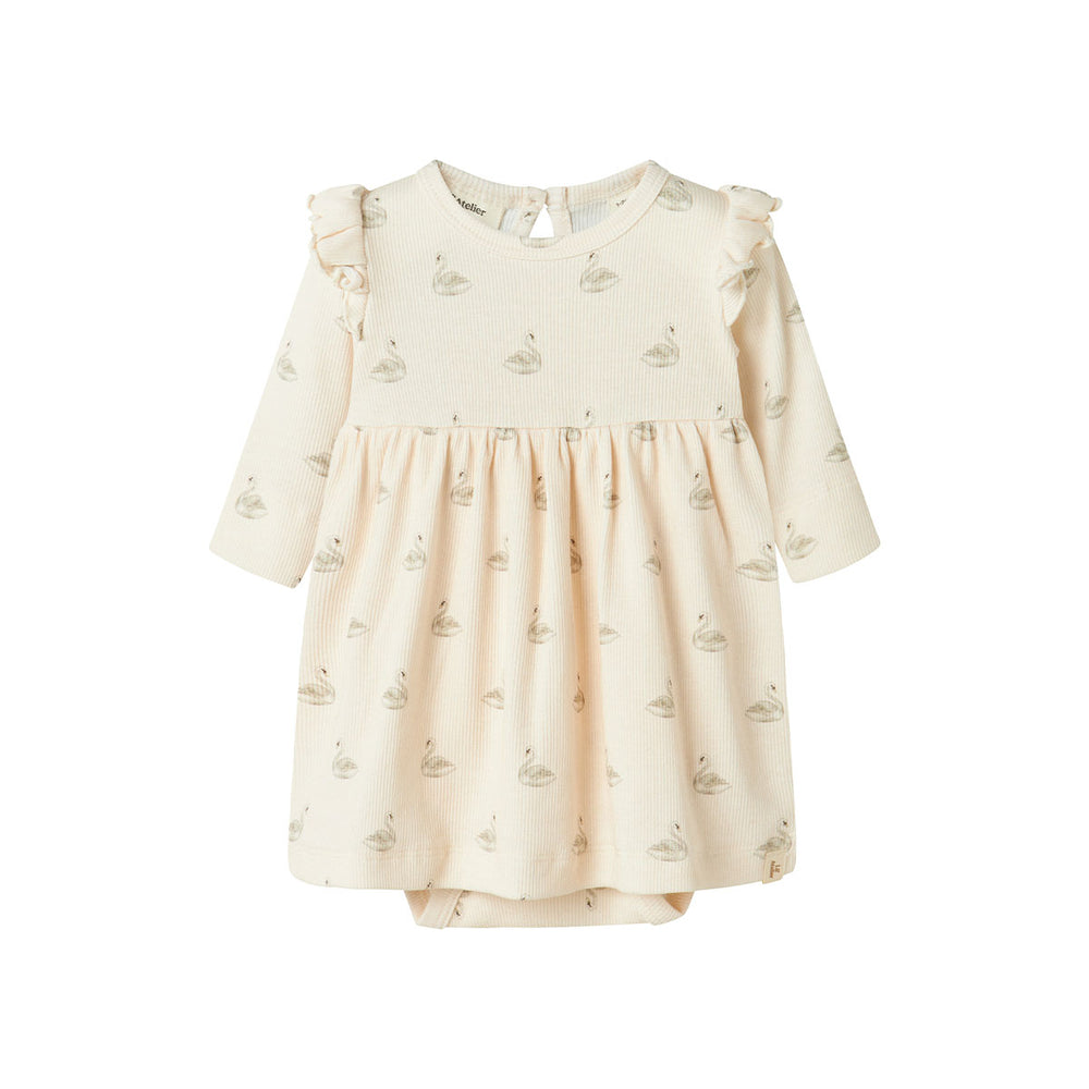 De Lil' Atelier gavo romperjurk in pastel parchment swan is een prachtige jurk die de garderobe van je kind een stijlvolle upgrade geeft. VanZus