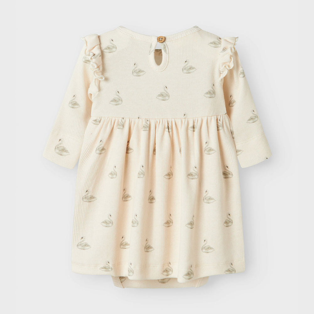 De Lil' Atelier gavo romperjurk in pastel parchment swan is een prachtige jurk die de garderobe van je kind een stijlvolle upgrade geeft. VanZus