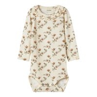 Het Lil' Atelier baby gavo slim rompertje in turtledove flowers is de ideale keuze voor stijlvolle en comfortabele outfits voor je kleintje. De all-over print met schattige bloemen en extra details maken het rompertje extra speciaal. 