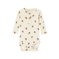 Voor jouw kleintje kun je nooit genoeg rompertjes in huis hebben. Dit leuke baby gavo slim rompertje  in de kleur turtledove acorn van het merk Lil' Atelier is dan ook een echte must have! VanZus