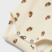 Voor jouw kleintje kun je nooit genoeg rompertjes in huis hebben. Dit leuke baby gavo slim rompertje  in de kleur turtledove acorn van het merk Lil' Atelier is dan ook een echte must have! VanZus