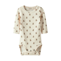 Het Lil' Atelier baby gayo elo slim rompertje in turtledove teddybear is een must-have voor elke garderobe. VanZus