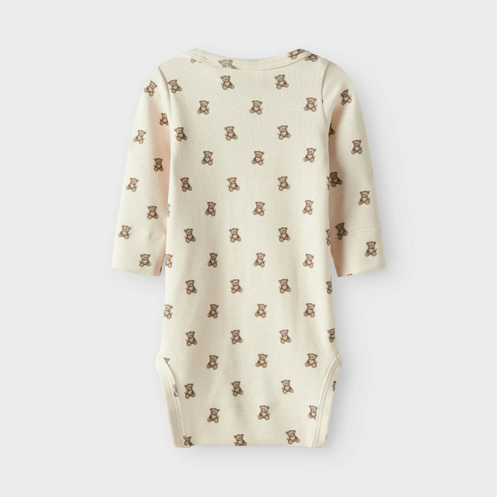 Het Lil' Atelier baby gayo elo slim rompertje in turtledove teddybear is een must-have voor elke garderobe. VanZus