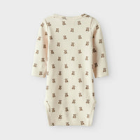 Het Lil' Atelier baby gayo elo slim rompertje in turtledove teddybear is een must-have voor elke garderobe. VanZus