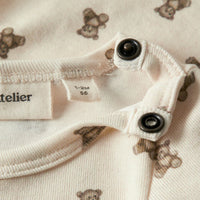 Het Lil' Atelier baby gayo elo slim rompertje in turtledove teddybear is een must-have voor elke garderobe. VanZus
