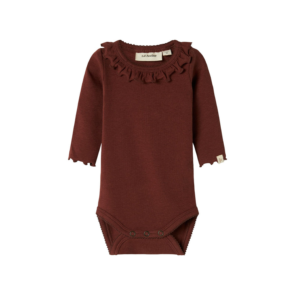 Het baby gayo koj slim rompertje in de kleur hot chocolate van het merk Lil' Atelier is een onmisbaar item voor de garderobe van je kleintje. Gemaakt van katoen en elastaan, combineert dit rompertje comfort met duurzaamheid. VanZus