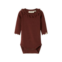Het baby gayo koj slim rompertje in de kleur hot chocolate van het merk Lil' Atelier is een onmisbaar item voor de garderobe van je kleintje. Gemaakt van katoen en elastaan, combineert dit rompertje comfort met duurzaamheid. VanZus