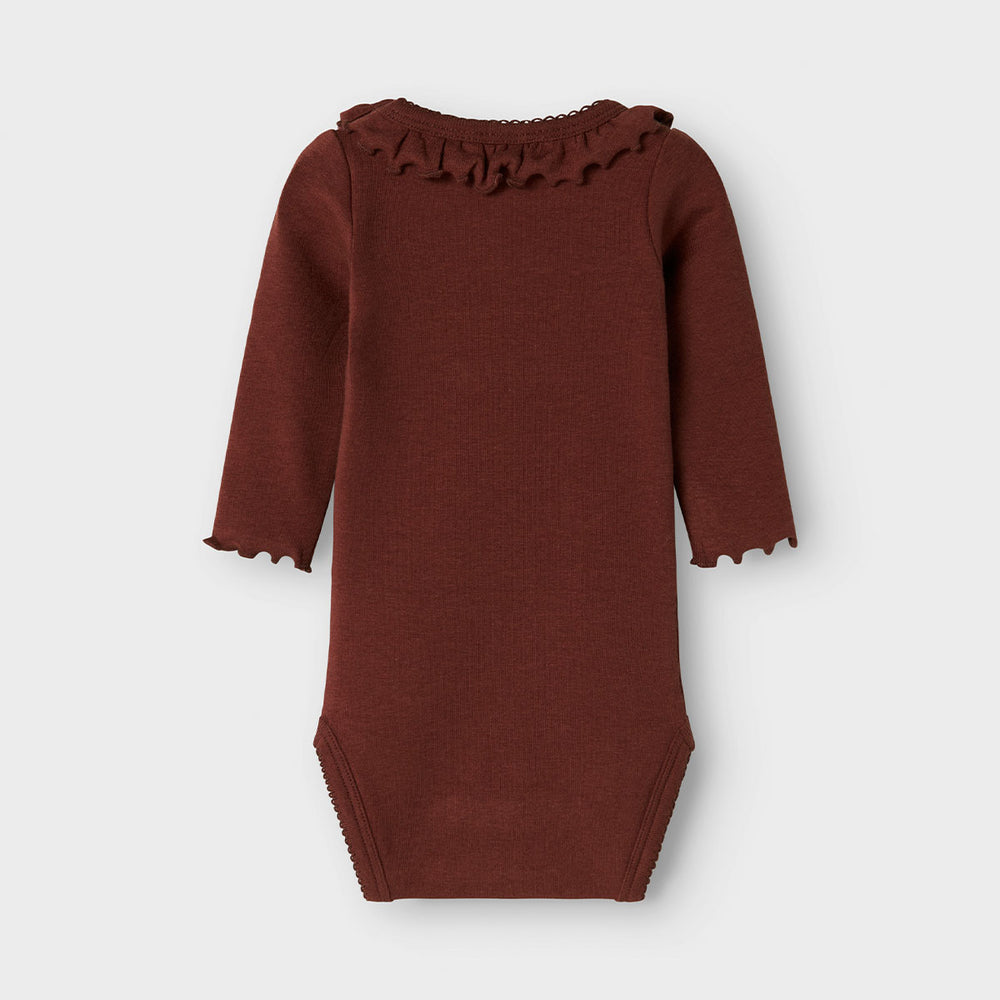 Het baby gayo koj slim rompertje in de kleur hot chocolate van het merk Lil' Atelier is een onmisbaar item voor de garderobe van je kleintje. Gemaakt van katoen en elastaan, combineert dit rompertje comfort met duurzaamheid. VanZus