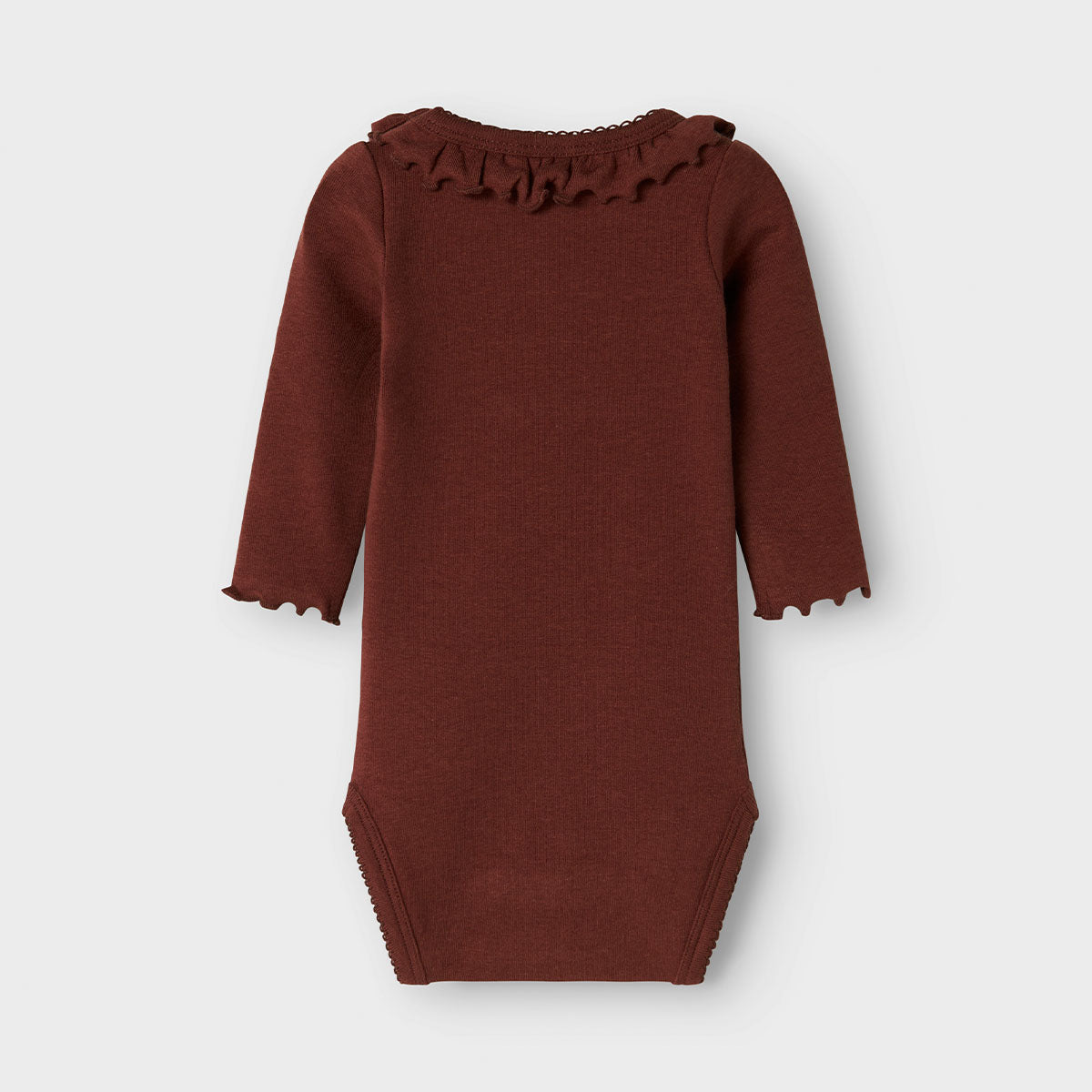 Het baby gayo koj slim rompertje in de kleur hot chocolate van het merk Lil' Atelier is een onmisbaar item voor de garderobe van je kleintje. Gemaakt van katoen en elastaan, combineert dit rompertje comfort met duurzaamheid. VanZus
