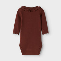 Het baby gayo koj slim rompertje in de kleur hot chocolate van het merk Lil' Atelier is een onmisbaar item voor de garderobe van je kleintje. Gemaakt van katoen en elastaan, combineert dit rompertje comfort met duurzaamheid. VanZus